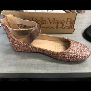 Bella Marie Champagne Glitter Flats. Size 9